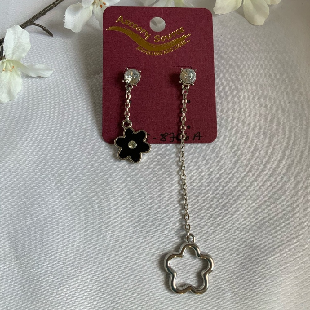 AXESORY SOURCE MIS-MATCHED FLOWER DANGLE EARRINGS